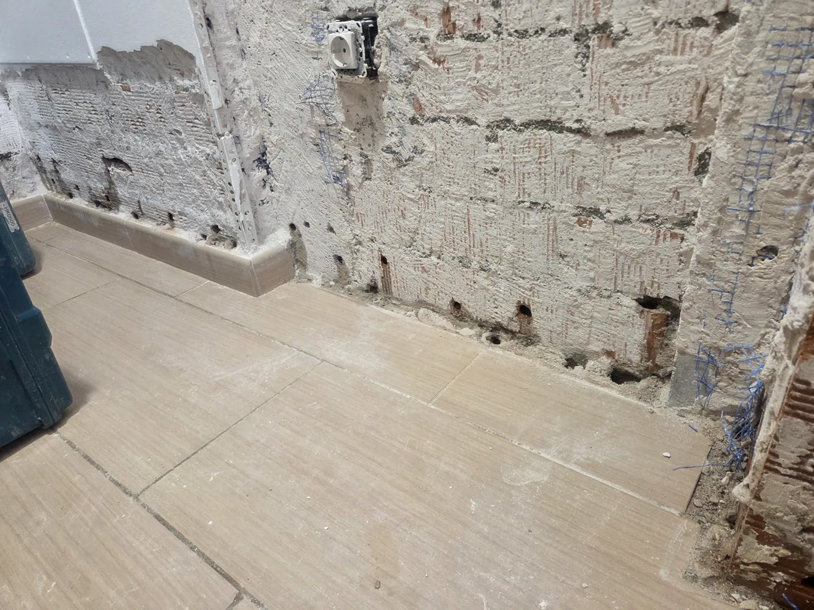 Deterioro por humedad en pared