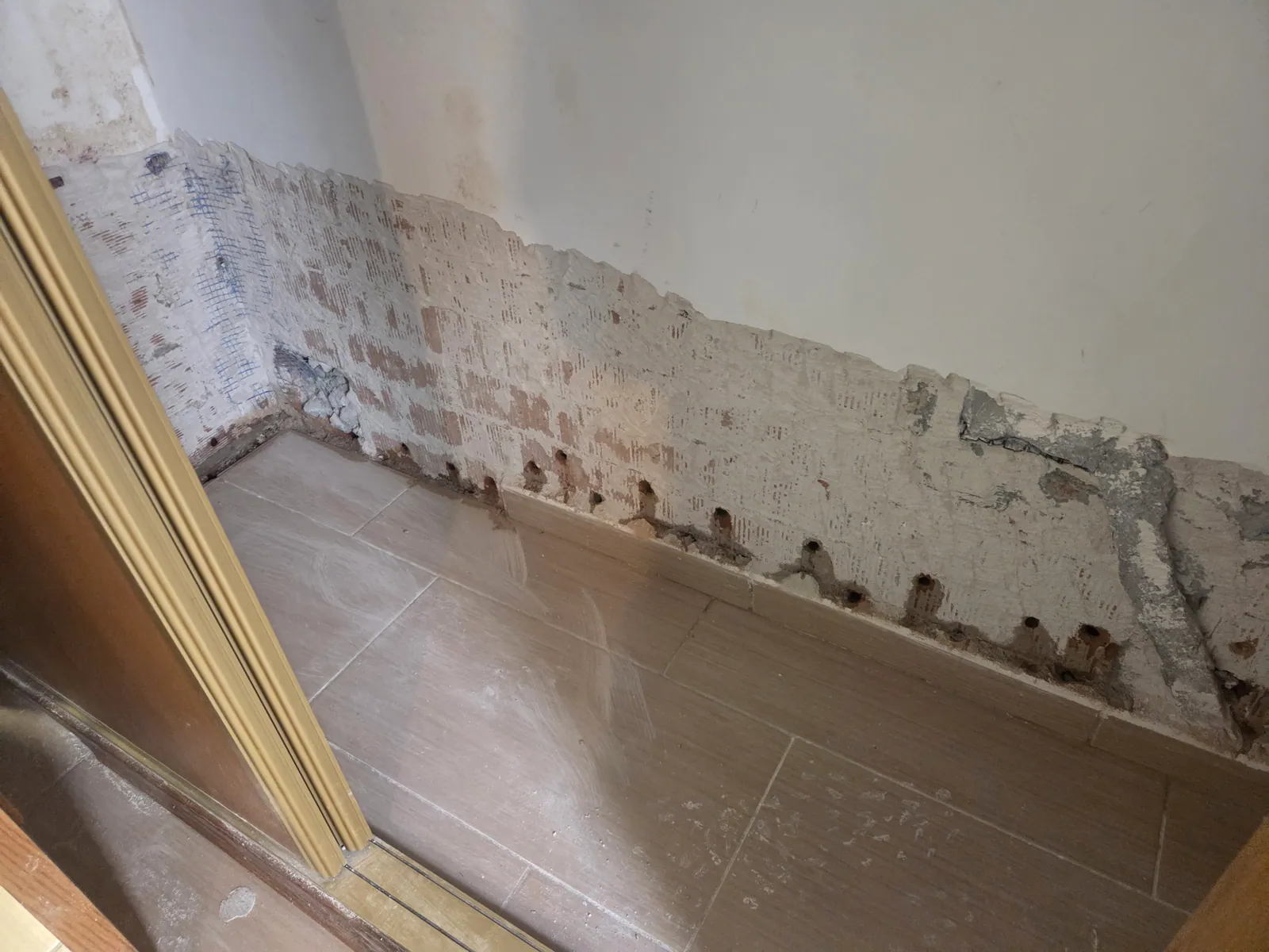 Una pared con humedad y una reparación planificada