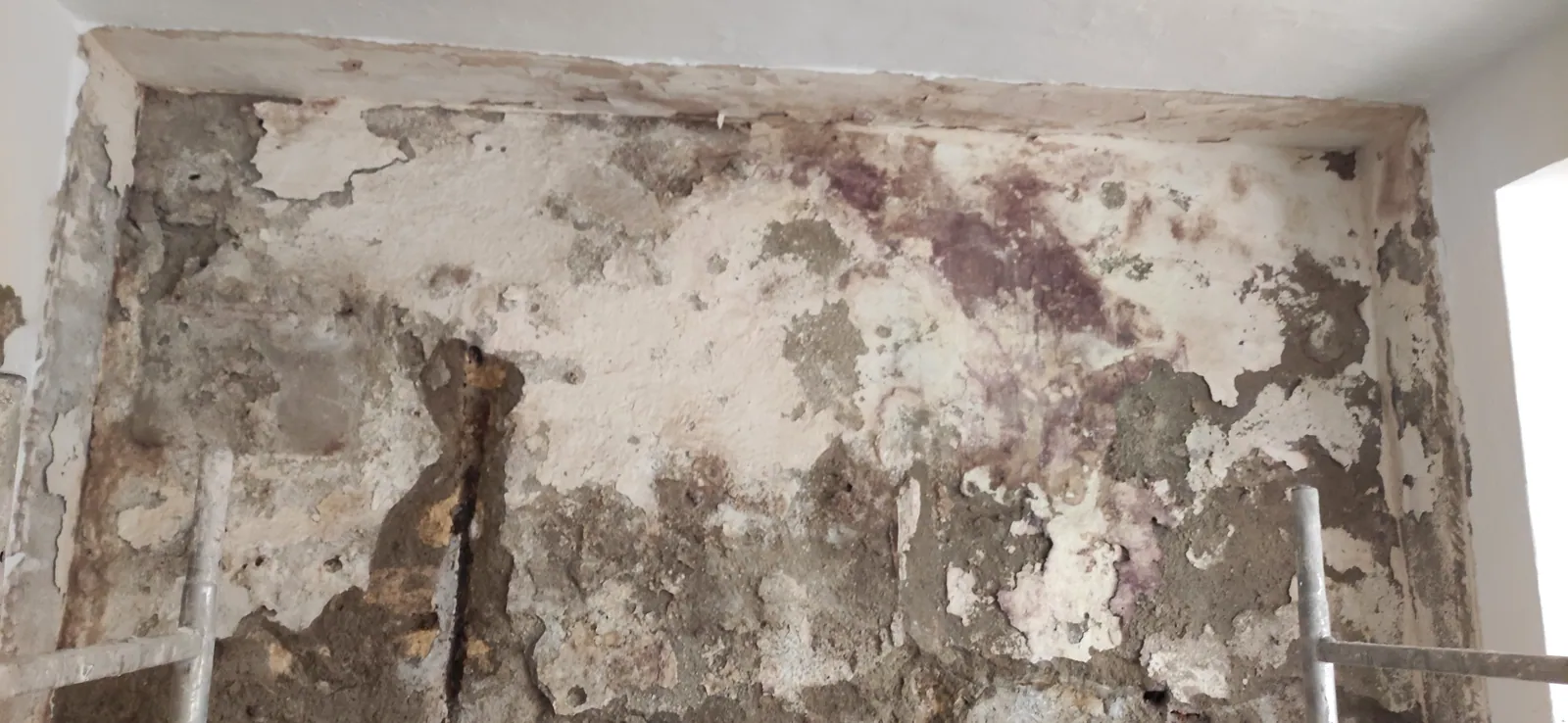 Filtración de agua en pared
