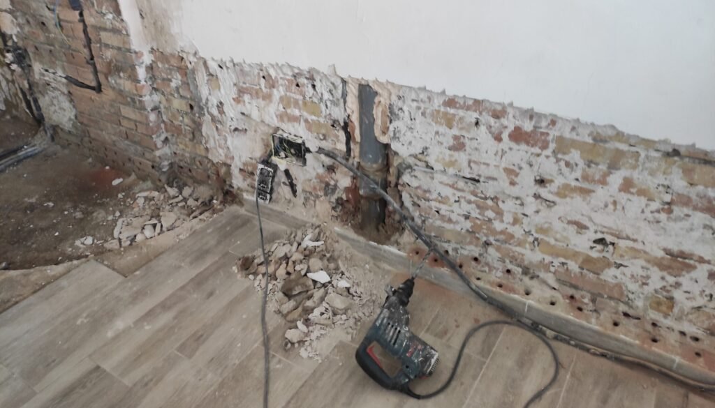 Pared siendo tratada para solucionar humedad por capilaridad