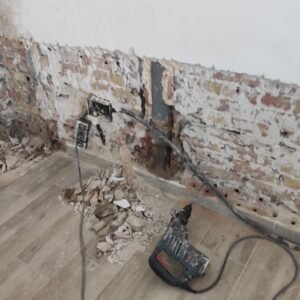 Pared siendo tratada para solucionar humedad por capilaridad