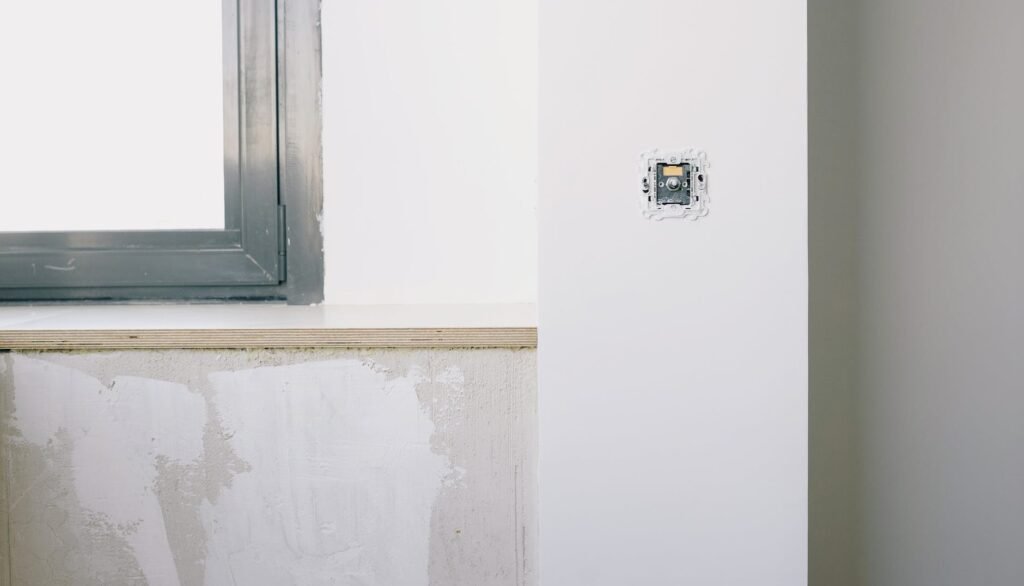 Pared con humedades tapadas